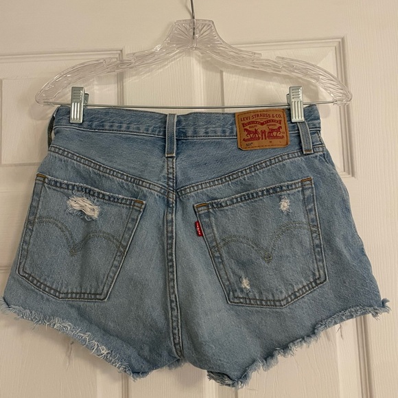 Levi’s 501 Original Fit High Rise Women’s Shorts - Picture 2 of 7